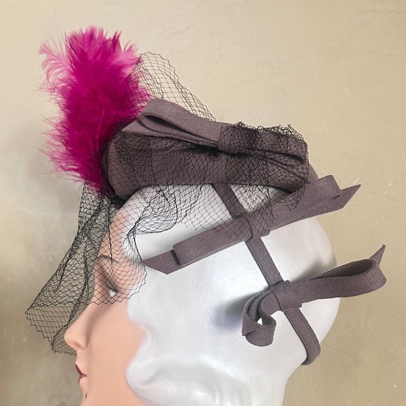 WONDROUS 1940s\' TAUPE FELT TILT HAT + MULTICOLORED STUDS, FEATHER & VEIL main image 10